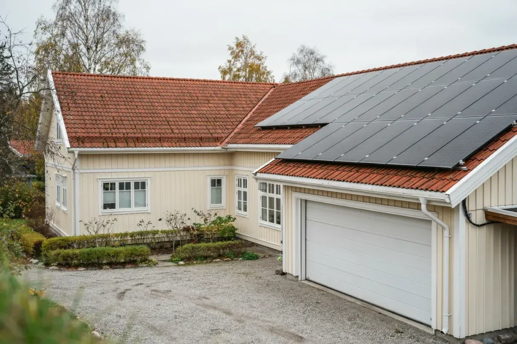 solpaneler p garagetak med betongtegel vad t nka p